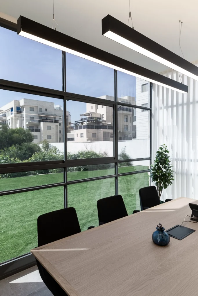 עיצוב חדר ישיבות במשרד מכירות